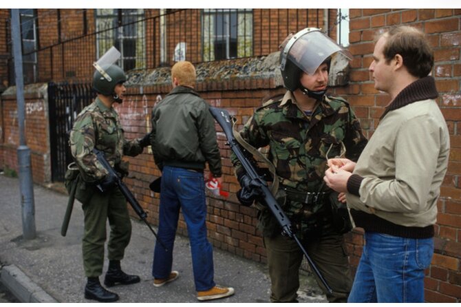 2 Hour Terror and Mural History Belfast taxi Private Tour - Why the taxi format works in Belfast