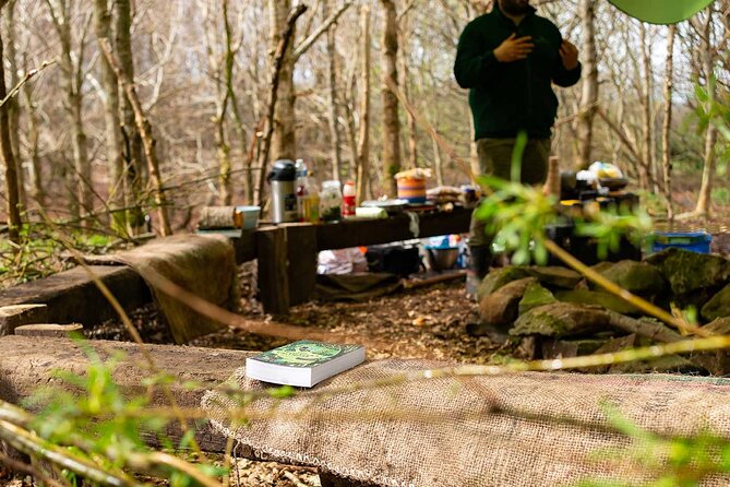 Adult Foraging Walk & Bushcraft Cookery Course for Beginners - A guide who makes the course approachable