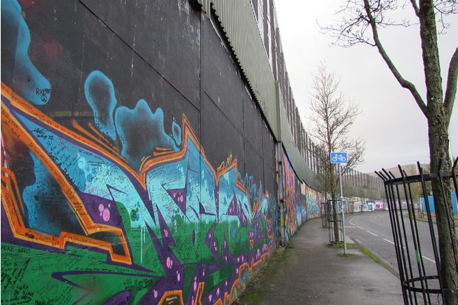 Belfast Murals Taxi Tour - What the private taxi format adds