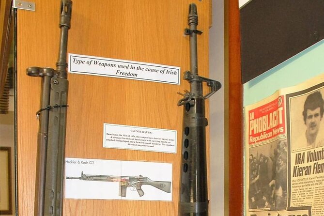 History of Belfast conflict and terror 1 hour black taxi tour - What the guide adds to the experience