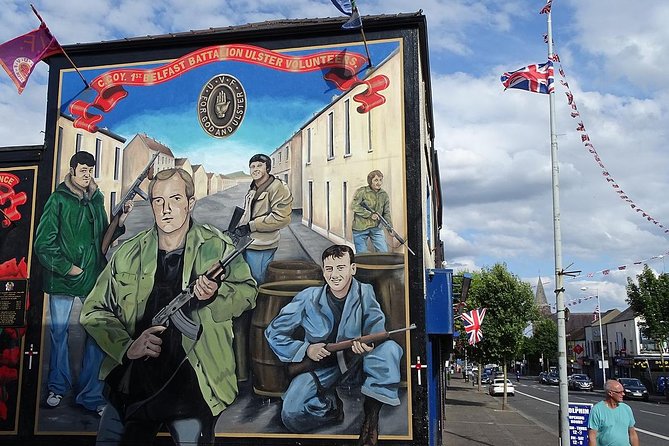 Political Taxi Tour Belfast (1-7 People) - Why a private vehicle improves the hour